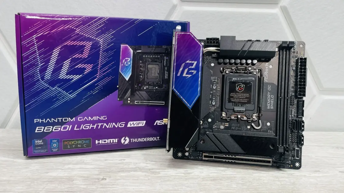 ASRock Phantom Gaming B860I Lightning Wi-Fi Motherboard auf einem Schreibtisch.