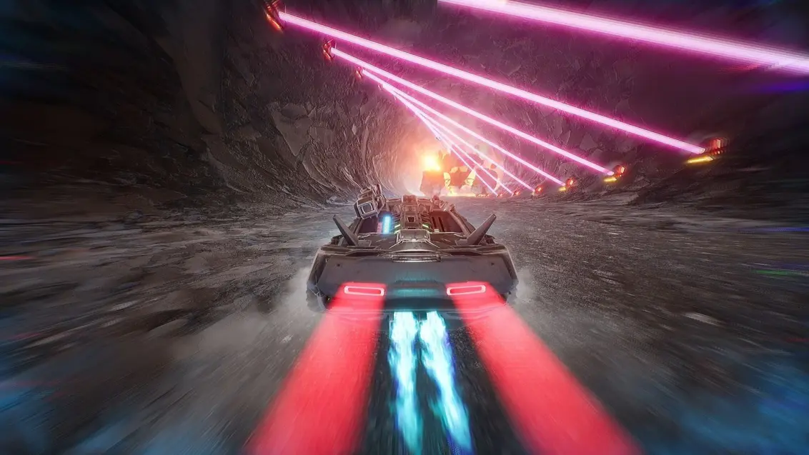 Ein Mad Max aussehendes Auto, Schlagzeilen, die durch Geschwindigkeit ziehen, rast durch einen Tunnel, gefüllt mit rotierenden violetten Lasern in Fatal Run 2089.