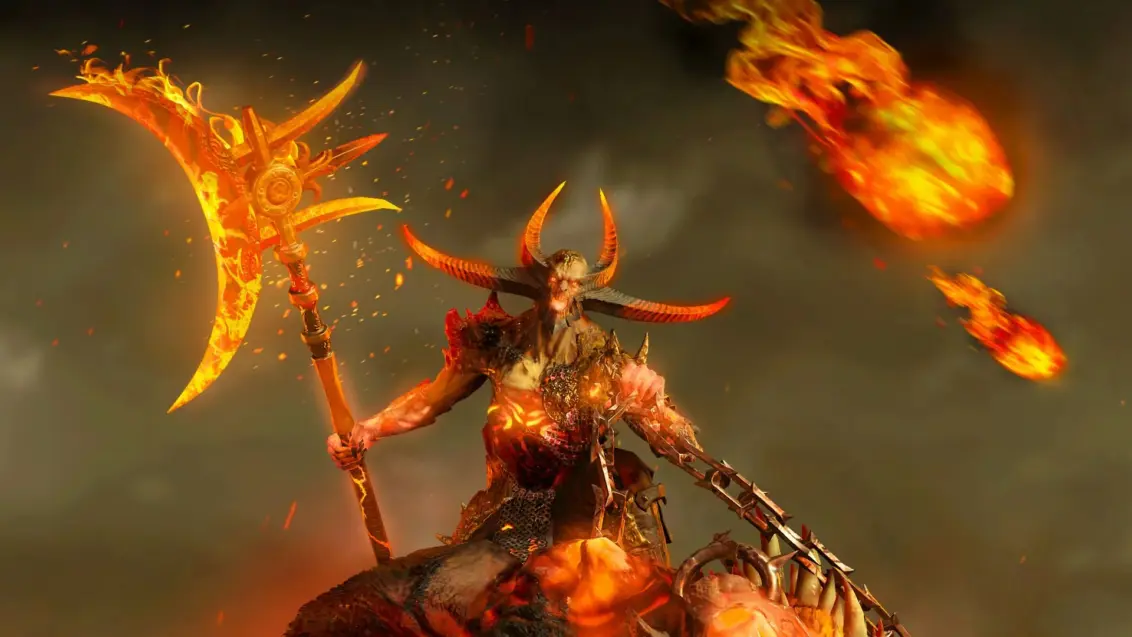 Diablo 4 Dämon Astaroth hält eine brennende Axt hoch, während er auf seinem dreiköpfigen Hund in einem Sturm aus Feuer reitet.