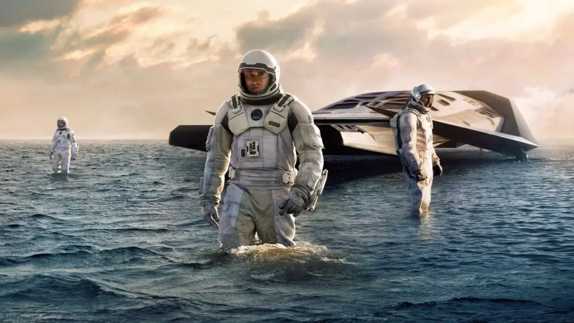 Matthew McConaughey als Cooper, neben einem schwebenden Raumschiff in Christopher Nolans Interstellar.