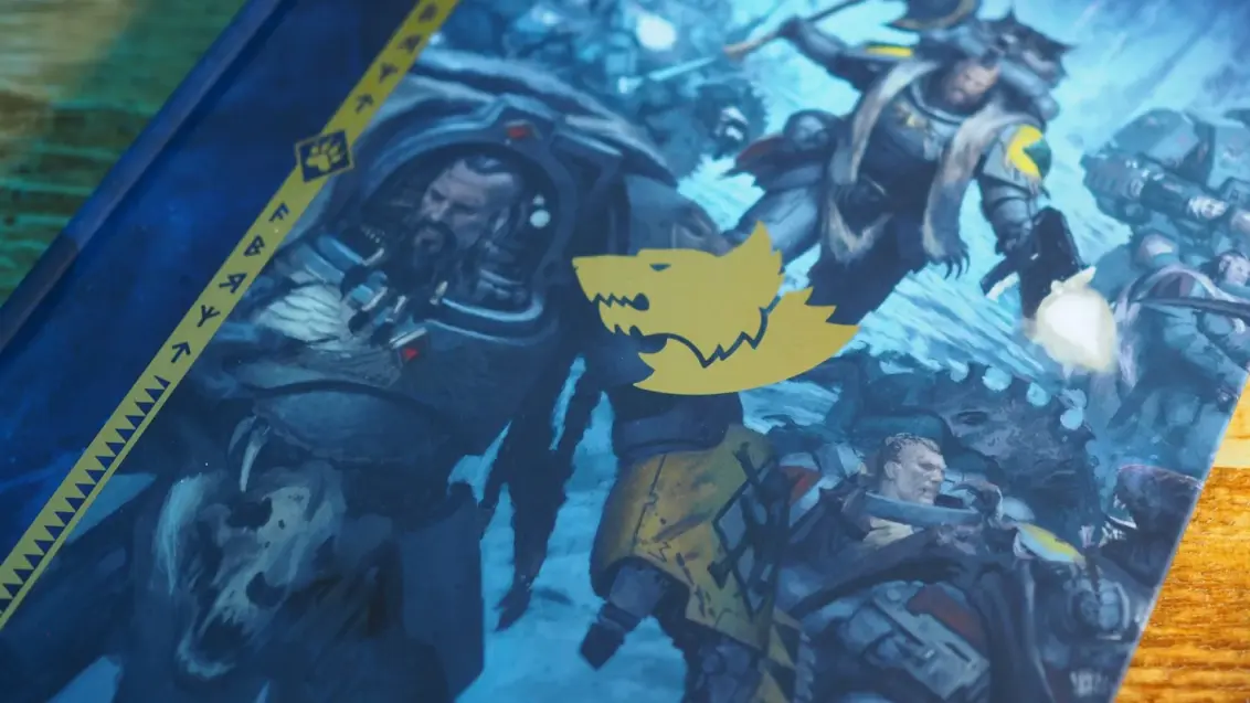 Das Cover eines Space Wolves Codex auf einer Holzoberfläche