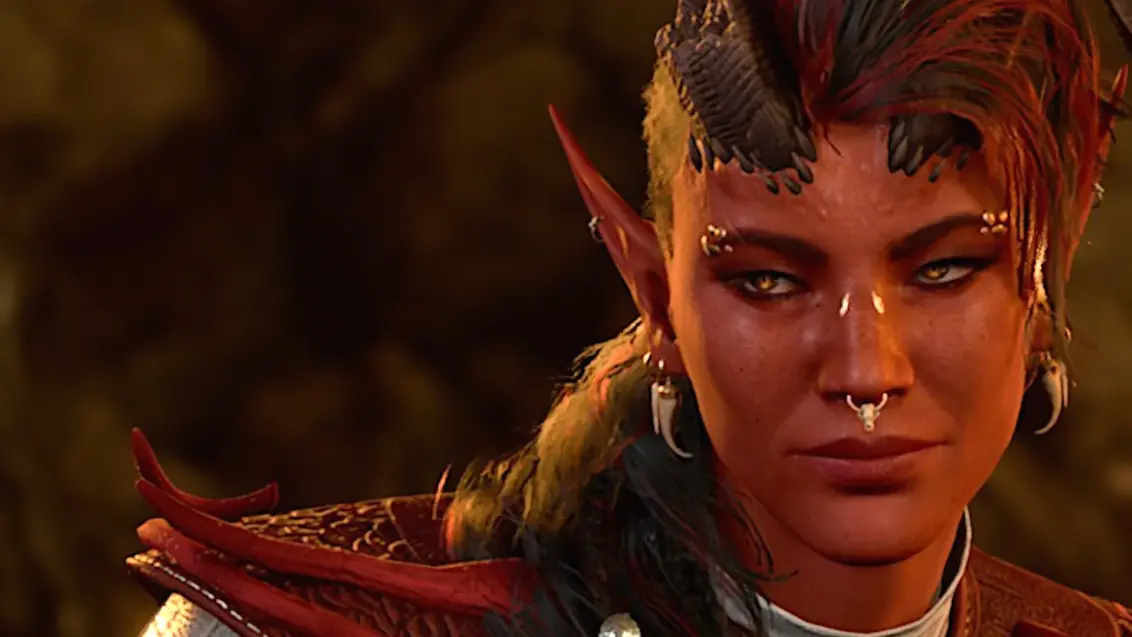 Karlach aus Baldur's Gate 3 zeigt ein selbstbewusstes Lächeln.