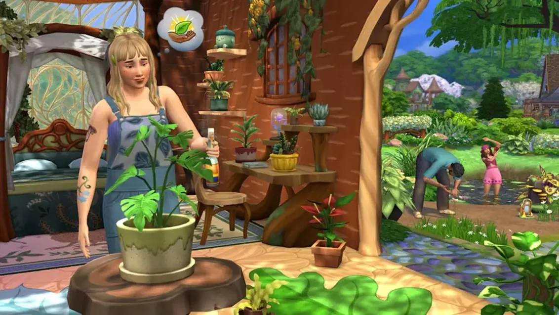 Eine weibliche Sim kümmert sich um eine Pflanze in einem luftigen Gewächshaus mit einem rustikalen, märchenhaften Torbogen, der zu einem wilden Garten führt, in dem andere Sims Pflanzen pflegen und in einem Teich baden.