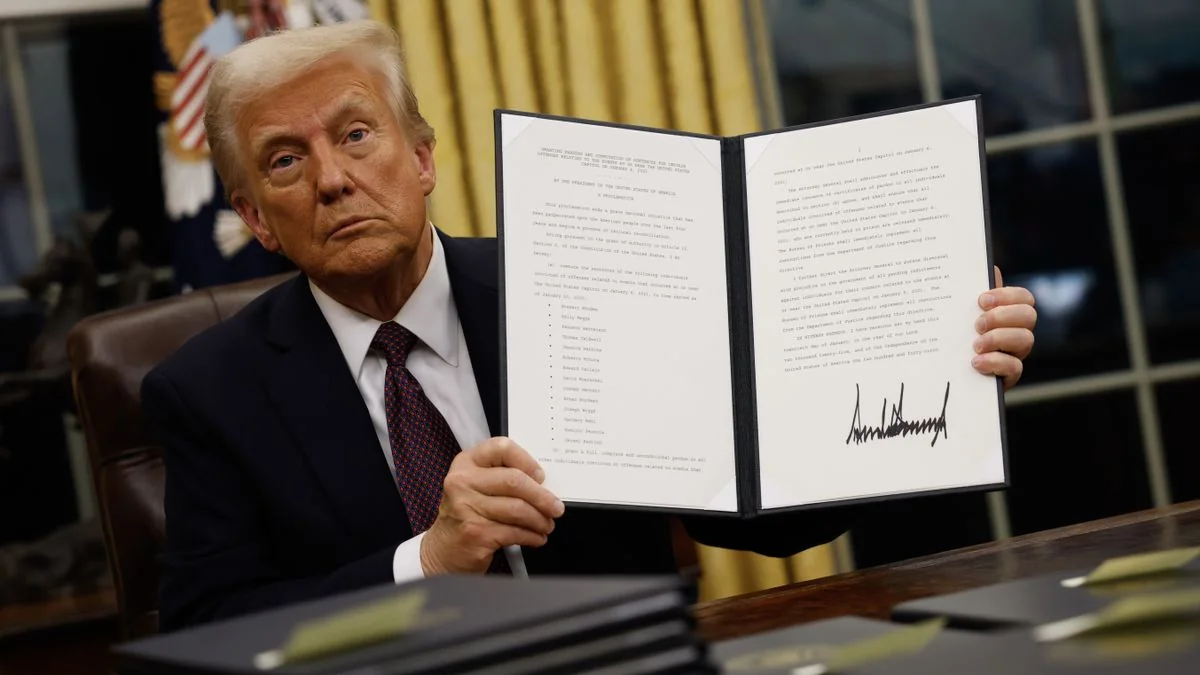 Präsident Donald Trump hält eine präsidiale Anordnung hoch.