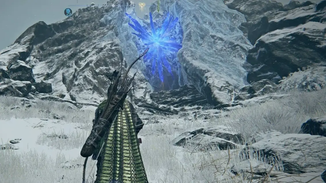 Ironeye betrachtet die Belohnung des Berggipfels, die sich unter einem blauen leuchtenden Kristall auf dem Gipfel der Berge in Elden Ring: Nightreign befindet