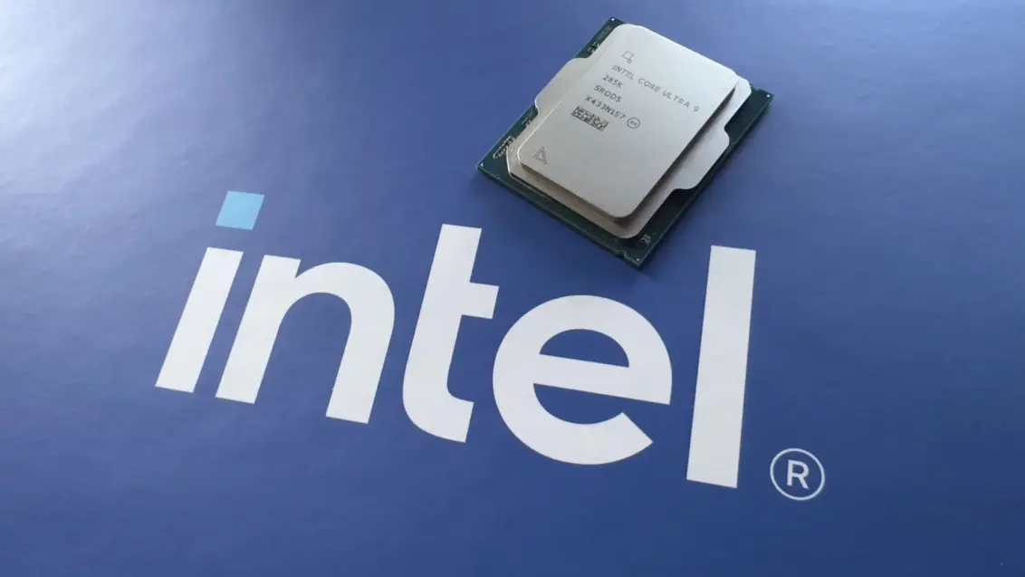 Ein Foto eines Intel Core Ultra 9 285K Prozessors neben einem Intel-Logo
