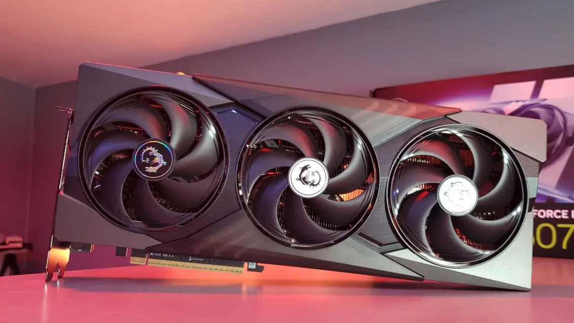 MSI RTX 5070 Ti Gaming Trio OC Plus Grafikkarte unter rotem Licht