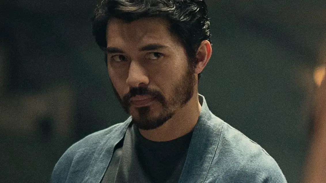 Henry Golding blickt nach vorne in The Old Guard 2
