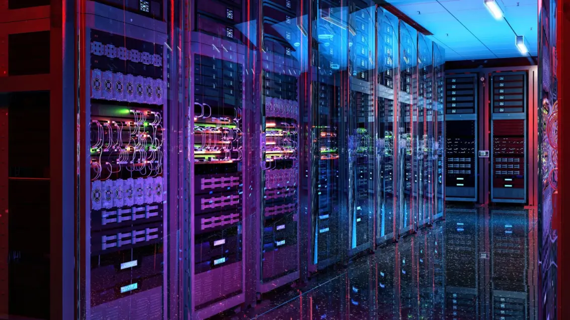Ein bearbeitetes Foto eines Rechenzentrums, das Reihen von Computern zeigt, beleuchtet von Deckenlichtern, die sich auf dem Boden spiegeln.