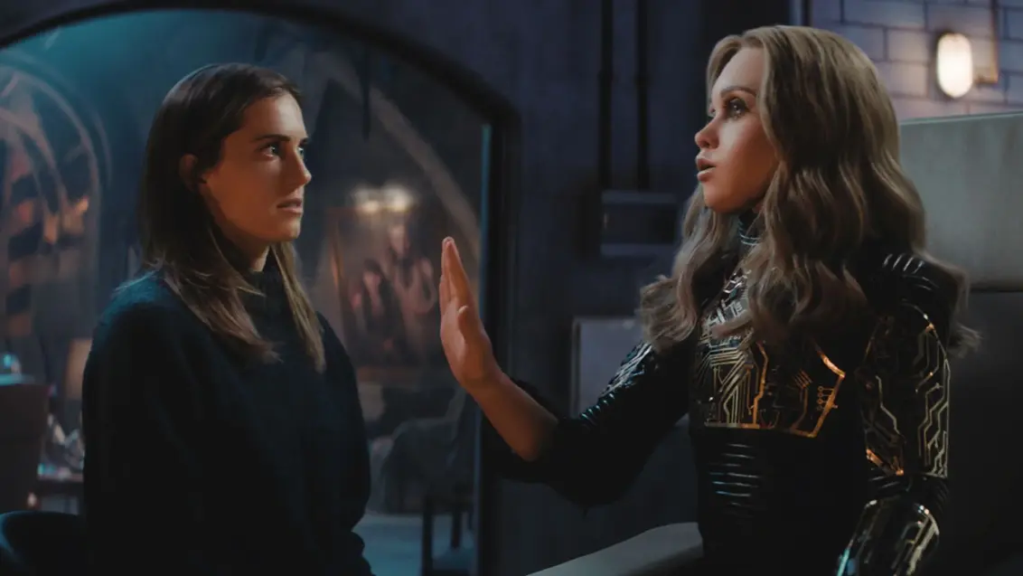 Allison Williams als Gemma und M3GAN-Puppe in M3GAN 2.0