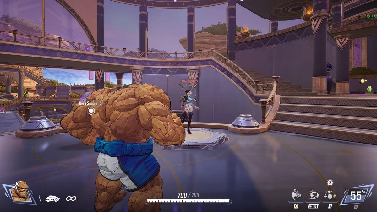 Marvel Rivals Fadenkreuze - The Thing blickt auf Luna Snow im Übungsbereich mit einem großen gelben Kreis-Fadenkreuz.