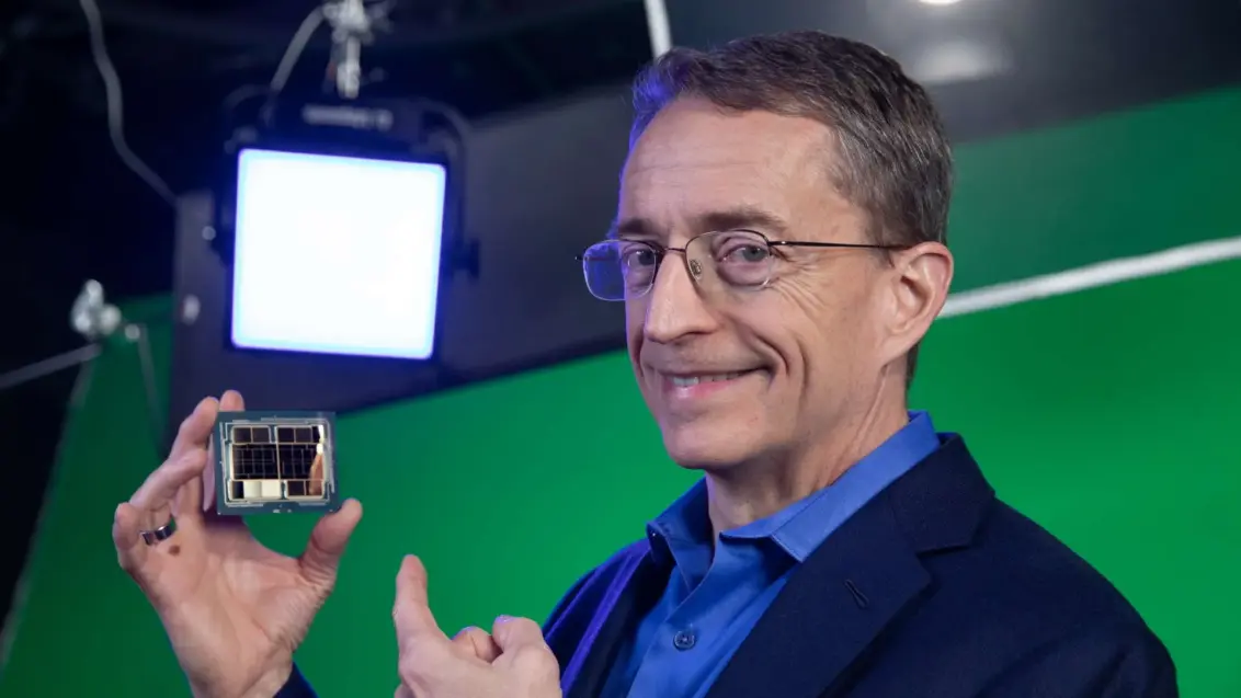 Intel-CEO Pat Gelsinger hält einen Ponte Vecchio Grafikchip