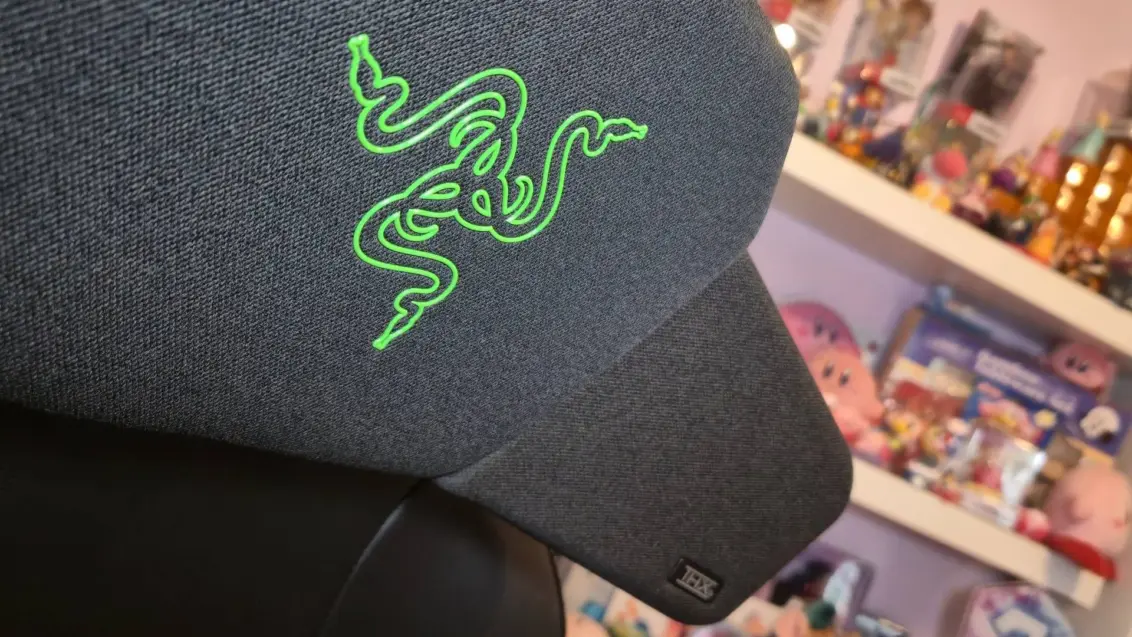 Foto von Rosalie Newcombe des Razer Clio kabellosen Lautsprecherkissens auf einem Gaming-Stuhl.