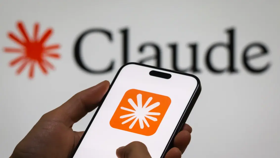 CHONGQING, CHINA - DEZEMBER 29: Auf diesem Foto hält eine Person ein Smartphone, das das Logo von „Claude“, einem KI-Sprachmodell von Anthropic, zeigt, mit dem Firmenlogo im Hintergrund, was die rasante Entwicklung und Verbreitung generativer KI-Technologien am 29. Dezember 2024 in Chongqing, China, verdeutlicht. Künstliche Intelligenz (KI) ist zu einem Eckpfeiler von Chinas strategischen Ambitionen geworden, wobei die Regierung anstrebt, das Land bis 2030 als globalen Führer im Bereich der KI zu etablieren.