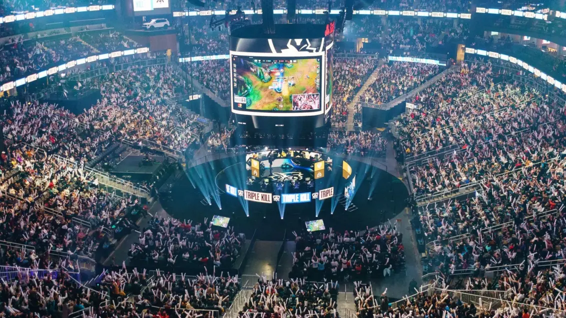 Teilnehmer jubeln und schwenken aufblasbare Schlagstöcke, während sie DRX gegen GEN bei den League of Legends Worlds Championship Halbfinals in der State Farm Arena in Atlanta, Georgia am 30. Oktober 2022 zusehen.