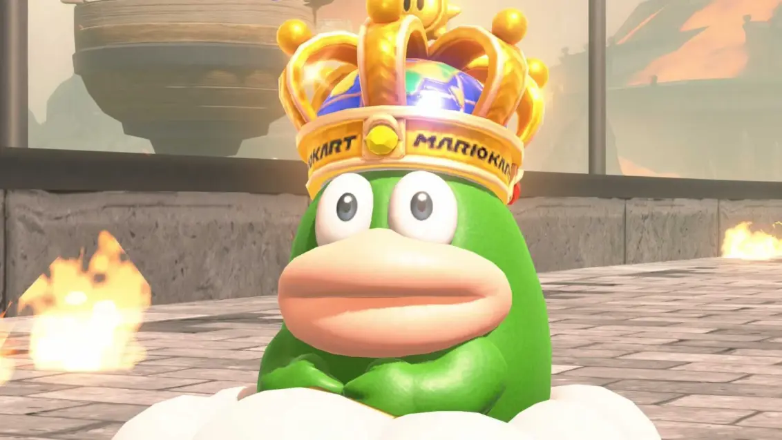 Spike starrt in die Kamera in Mario Kart World, mit einer Krone auf dem Kopf und umgeben von Flammen.