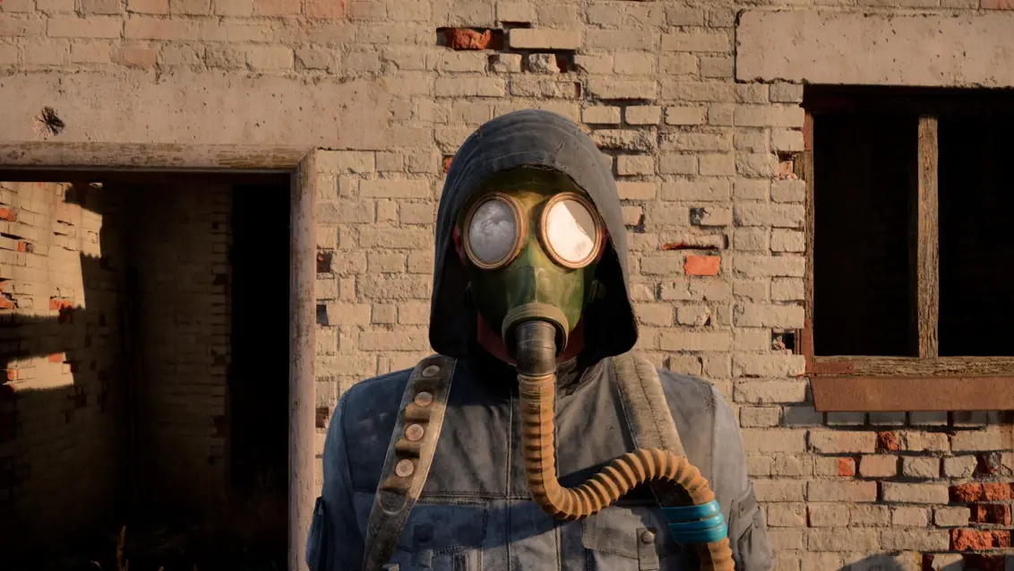 Ein Mann mit Gasmaske und Kapuze