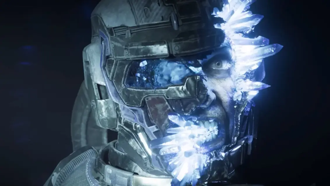 Ein Mensch in einem Raumhelm mit leuchtend blauen kristallinen Protomolekül-Splittern, die aus Mund und Visier hervorbrechen