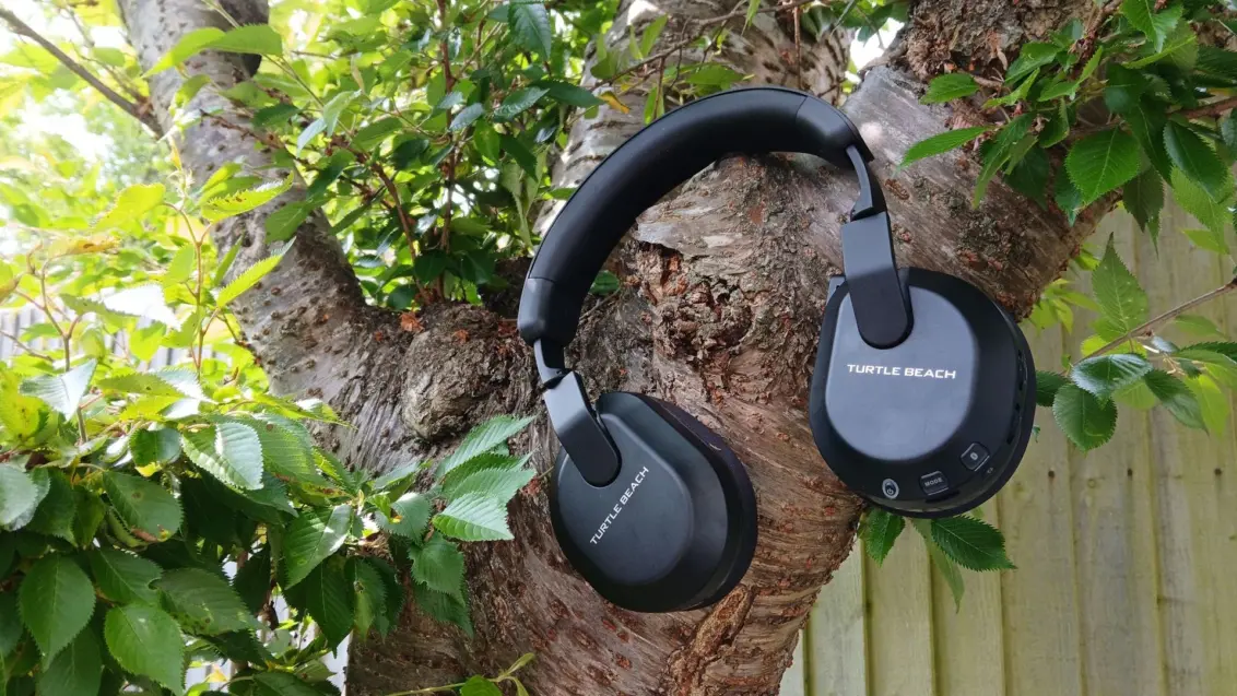 Das Turtle Beach Stealth 600 Gaming-Headset im Freien mit sichtbarem Mikrofon und Tasten.