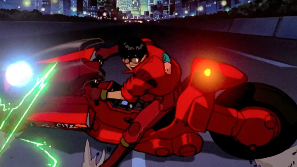 Ein Mann auf einem roten Motorrad während eines der besten Sci-Fi-Filme aller Zeiten, Akira.