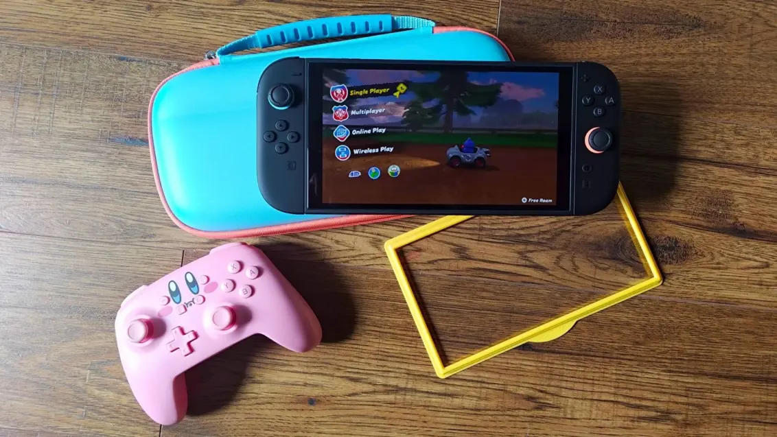 Nintendo Switch 2 auf Jsaux-Hülle neben Kirby-Controller und Displayschutz-Set.
