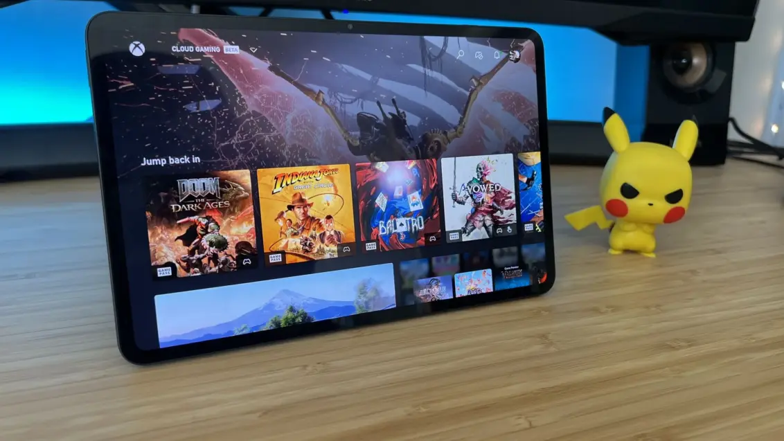 RedMagic Astra Gaming-Tablet mit Xbox Cloud Gaming auf einem Holztisch mit blauer Hintergrundbeleuchtung