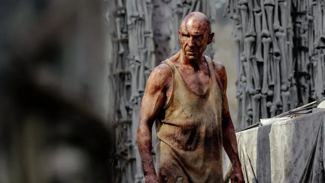 Ralph Fiennes als Dr. Kelson in der Zombie-Horror-Fortsetzung 28 Days Later