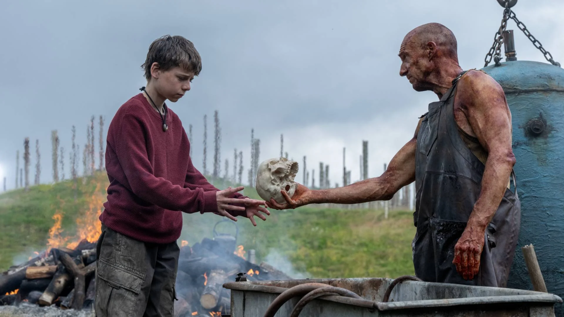 Alfie Williams als Spike und Ralph Fiennes als Dr. Kelson in 28 Jahre später