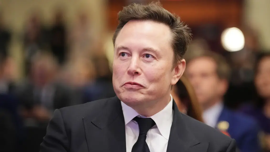 WASHINGTON, DC - 13. NOVEMBER: Elon Musk hört zu, wie der gewählte US-Präsident Donald Trump eine Konferenz der republikanischen Abgeordneten im Hyatt Regency auf dem Capitol Hill am 13. November 2024 in Washington, DC, anspricht. Wie es Tradition bei neu gewählten Präsidenten ist, reist Trump nach Washington, DC, um den US-Präsidenten Joe Biden im Weißen Haus zu treffen sowie republikanische Kongressabgeordnete auf dem Capitol Hill zu treffen. (Foto von Andrew Harnik/Getty Images)