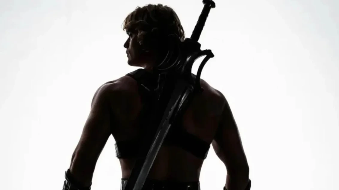 Nicholas Galitzine als He-Man, mit dem Rücken zur Kamera