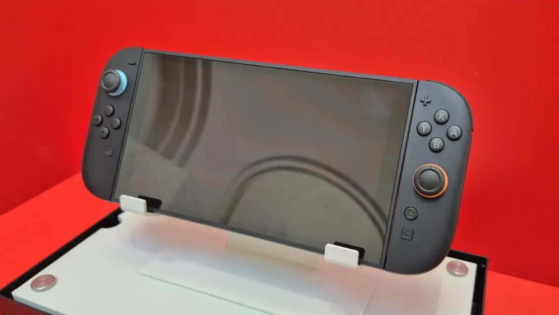Nintendo Switch 2-Konsole auf einem Ständer vor einem roten Hintergrund