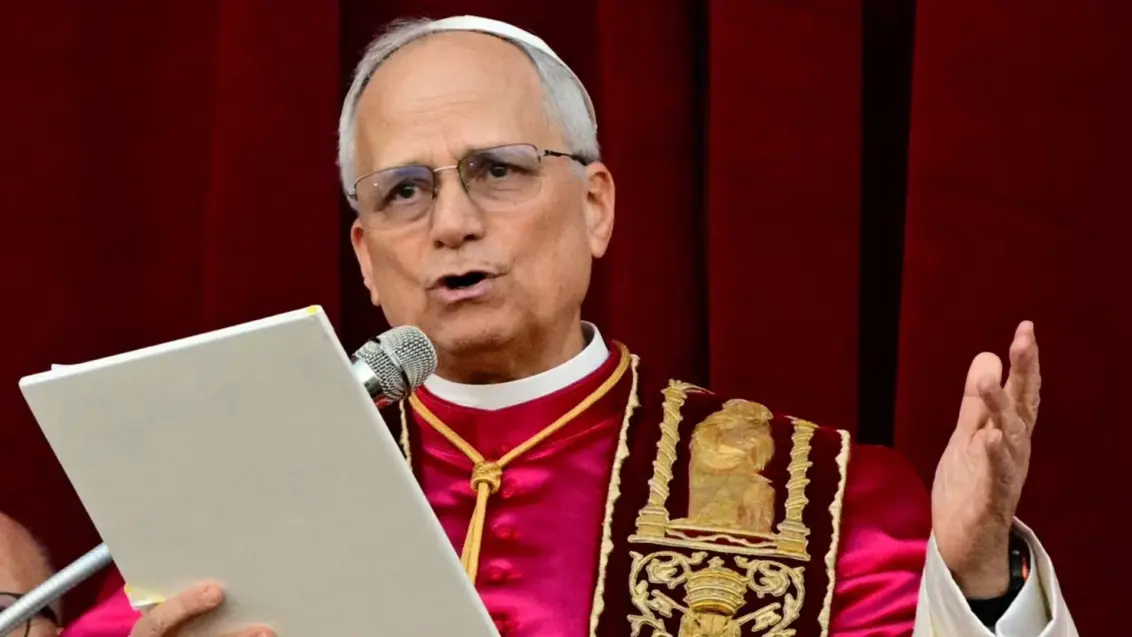 Der neu gewählte Papst Leo XIV, Robert Prevost, spricht zum ersten Mal vom Hauptbalkon der St. Peter's Basilika aus zur Menge, nachdem die Kardinäle das Konklave beendet haben, im Vatikan, am 8. Mai 2025. Robert Francis Prevost wurde am Donnerstag zum ersten Papst aus den Vereinigten Staaten gewählt, wie der Vatikan bekannt gab. Ein gemäßigter Papst, der Papst Franziskus nahe stand und viele Jahre als Missionar in Peru tätig war, wird das 267. Oberhaupt der katholischen Kirche und nimmt den Papstnamen Leo XIV an. (Foto von TIZIANA FABI/AFP über Getty Images)