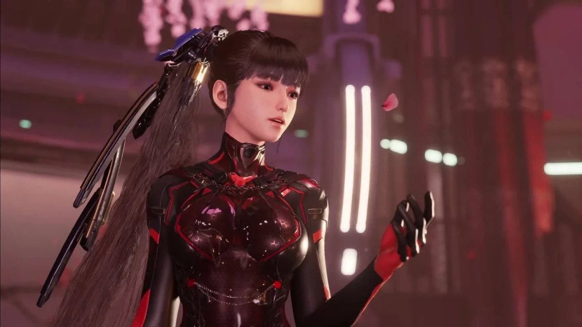 Nahaufnahme von Eve, der Protagonistin von Stellar Blade, in einem eng anliegenden schwarzen Outfit mit langen Haaren